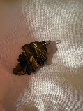 Leaf Carved small tigers eye stone Pendant Necklace